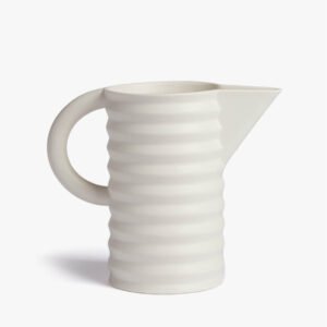 Jarra de Cerámica Blanca con Relieve